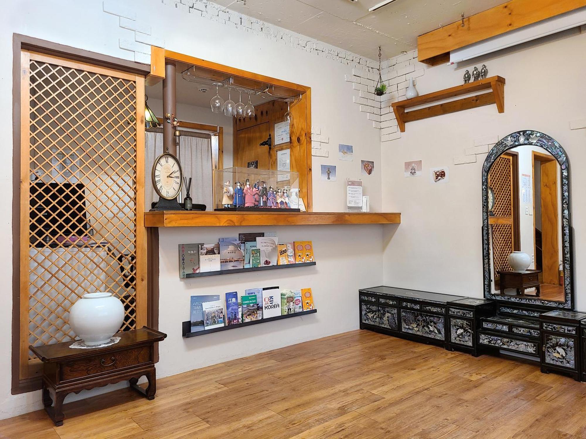 Batwo - For Foreigners Only Guest house Seoul