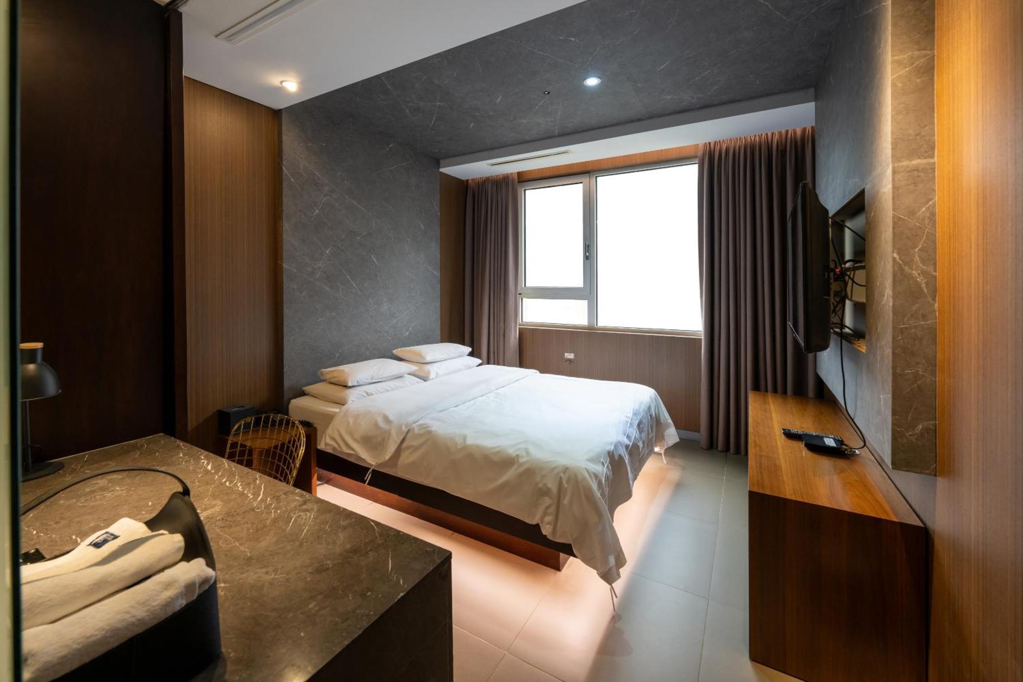 Hotel The Designers Hongdae 2*