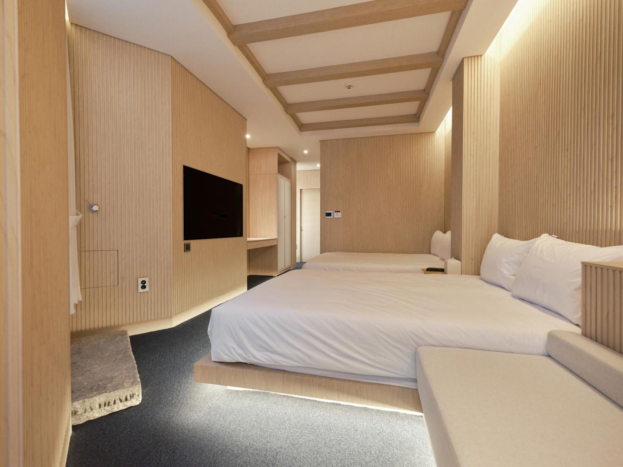 Uh Square Hotel *