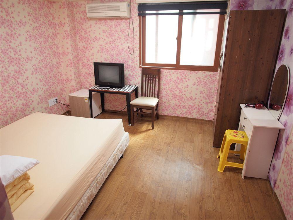 Shinchon Hostel *