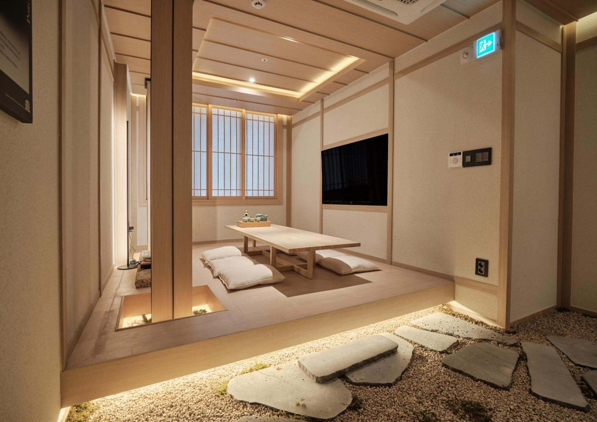 Uh Hotel *