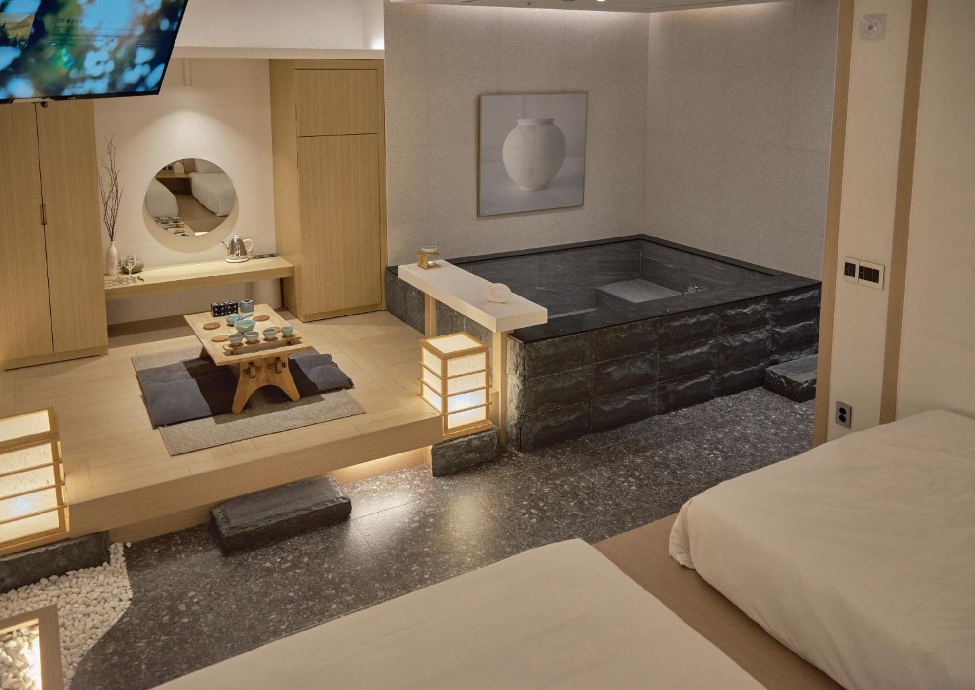 Uh The Hotel 2*