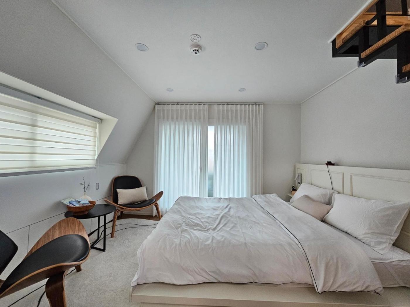 Hongdae 10mins, Hapjeong 5mins, Airportbus 5mins, Largo House Seoul- Foreigner Only *