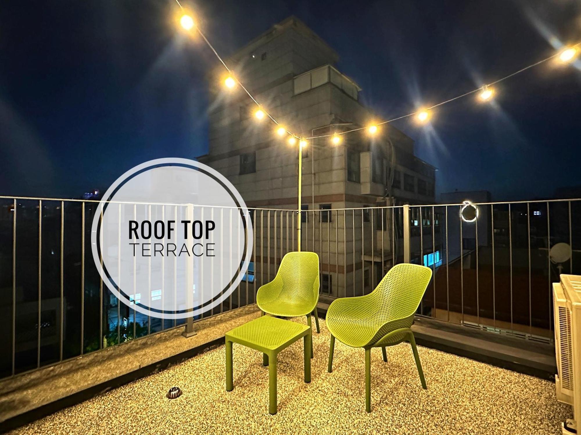 Hongdae 10mins, Hapjeong 5mins, Airportbus 5mins, Largo House Seoul- Foreigner Only *