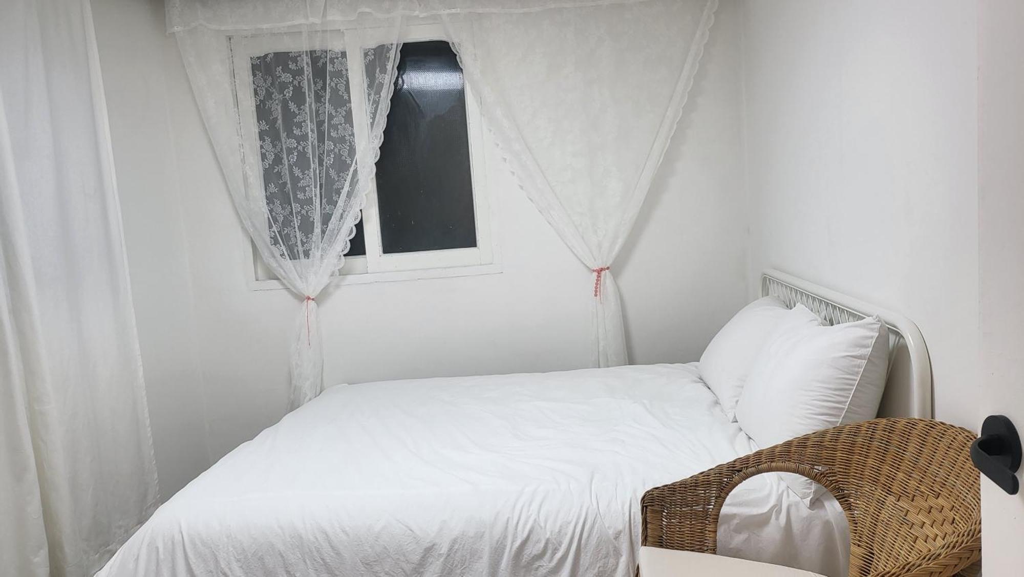 Pangsapuri New, Private, 3 Rooms, Hongdae, 6 Persons Seoul