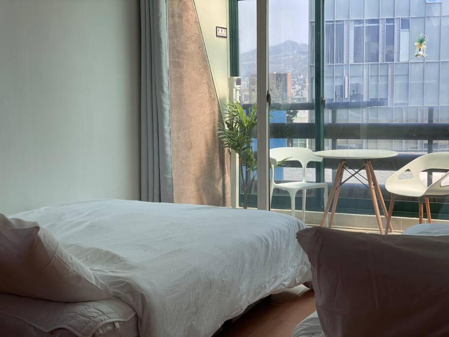Hongik Univ Station House Apartment