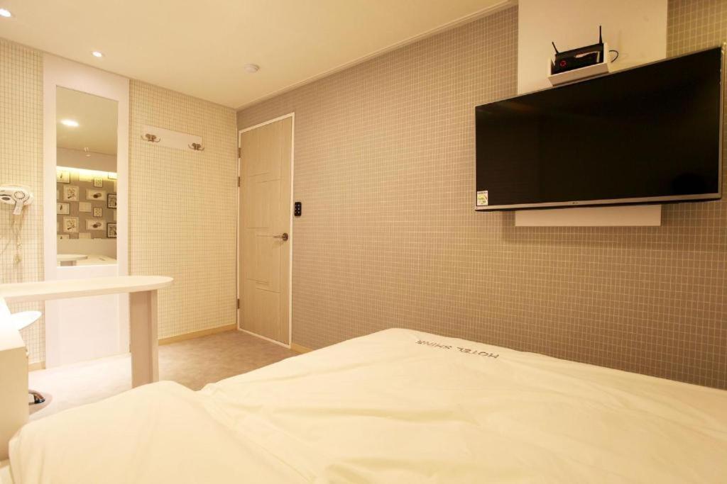 Shine Motel