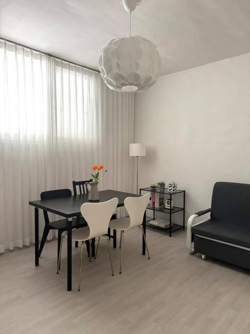 Hugstay, Shindaebang Apartment