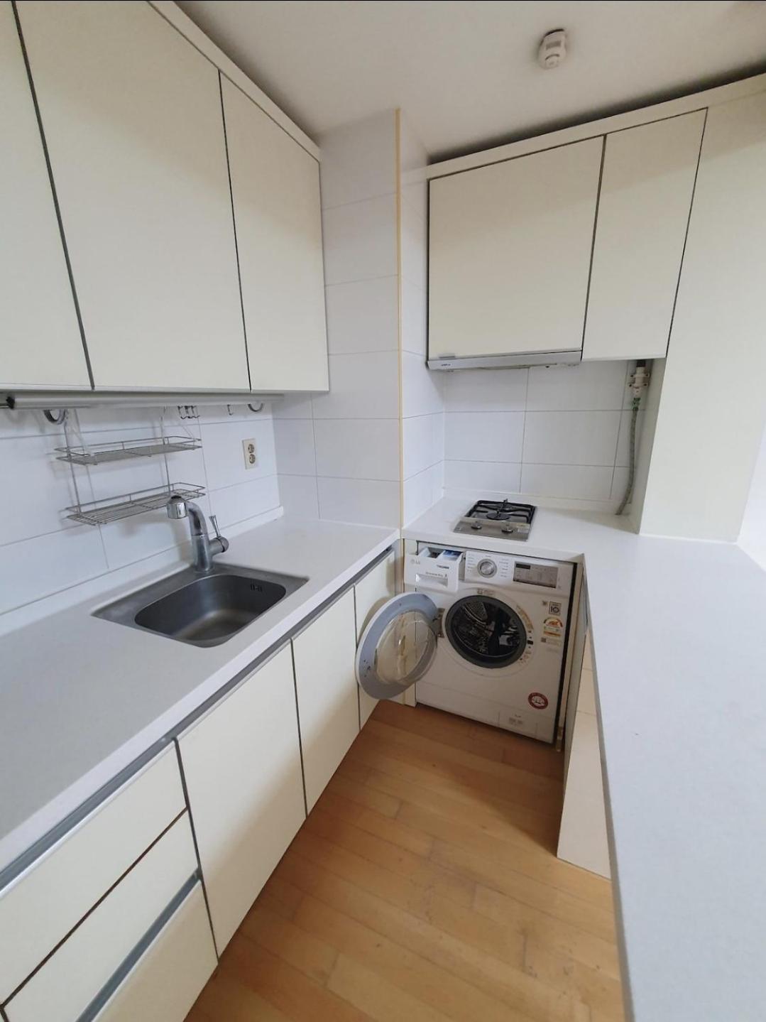 2 Queen Beds, 5 Min Walk From Gangnam St, Spacious House, Convenience Store Apartment *