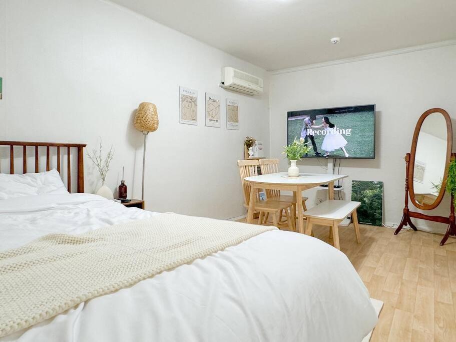 Apartment #yudarly #hongdaesinchon5min #3rooms #3beds Seoul