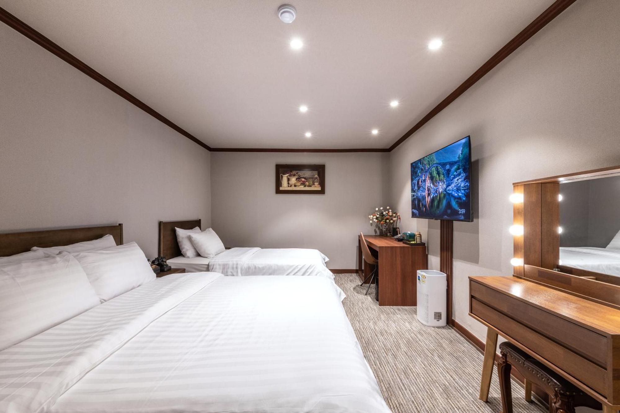 Hotel New Cheonji 3*