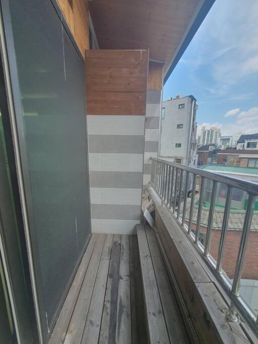 C5 White Linen House Apartment *