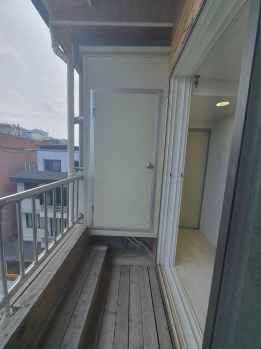 C5 White Linen House Apartment Seoul