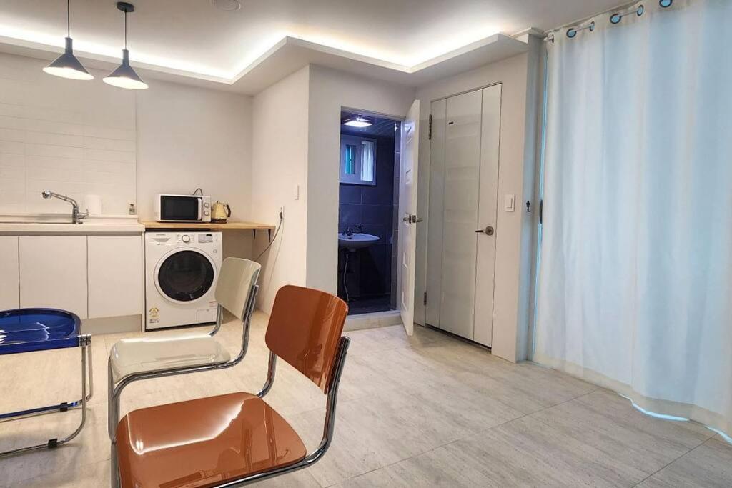 C5 White Linen House