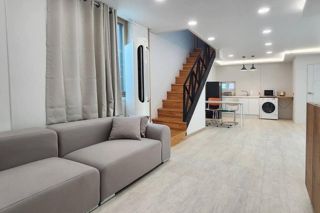 C5 White Linen House Apartment Seoul