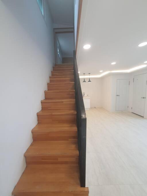 C5 White Linen House Apartment