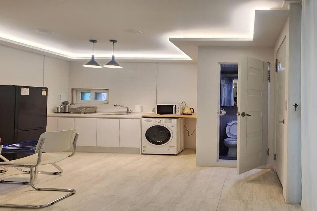 Apartment C5 White Linen House