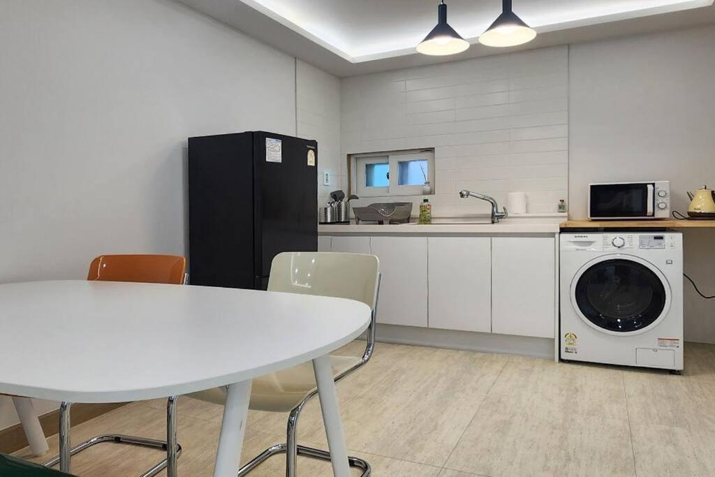C5 White Linen House Apartment *