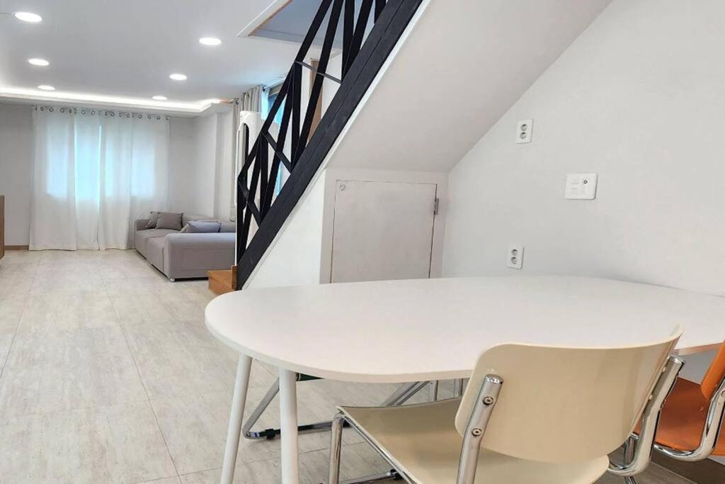 C5 White Linen House Apartment *