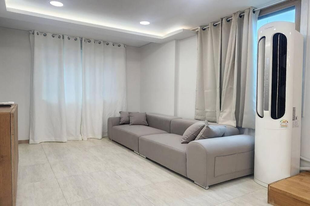 C5 White Linen House Apartment Seoul