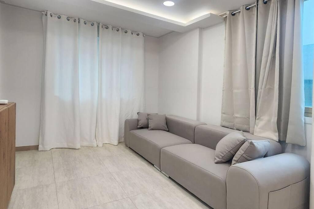 C5 White Linen House
