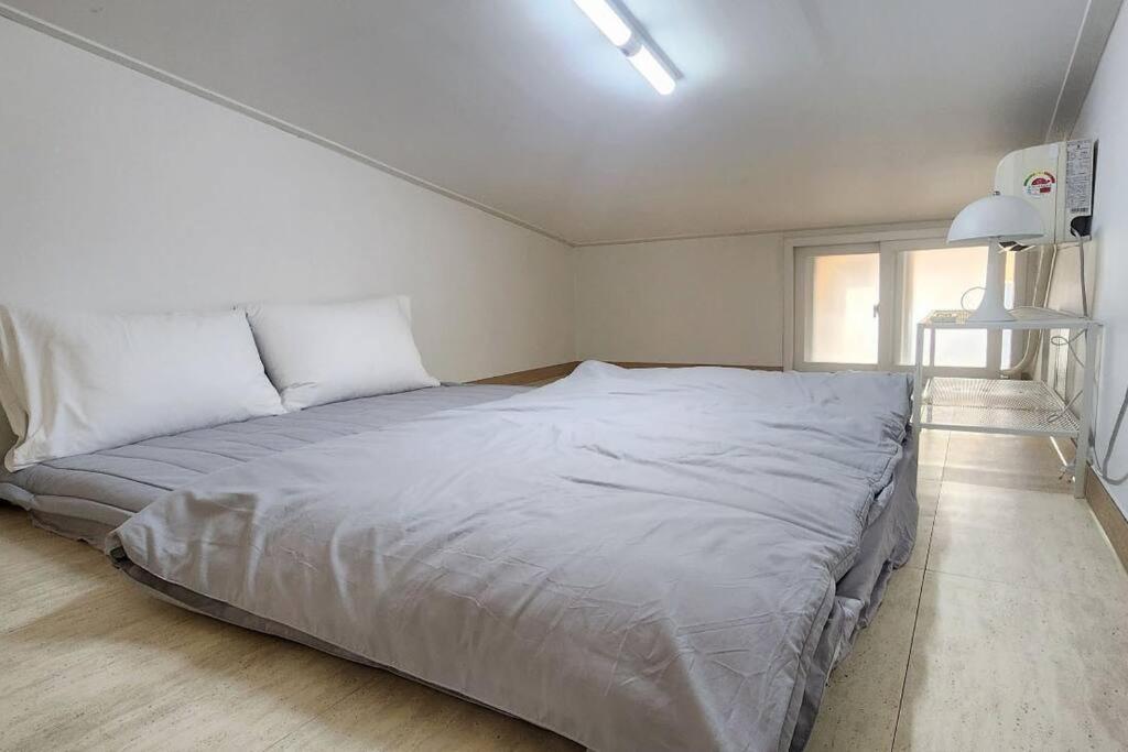 Apartment C5 White Linen House