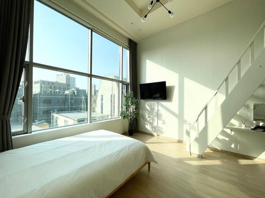 Modern Loft Hongdae *