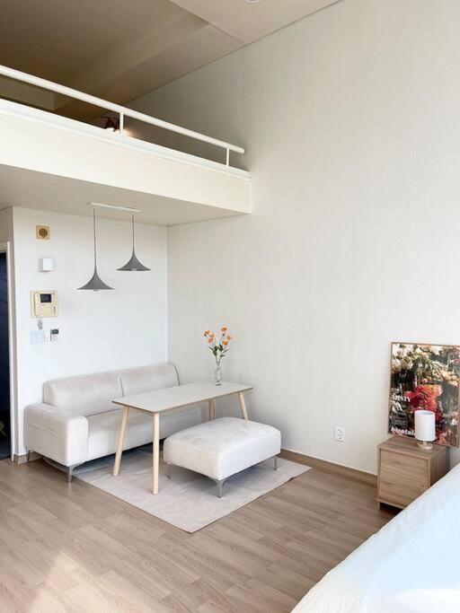 Apartment Modern Loft Hongdae