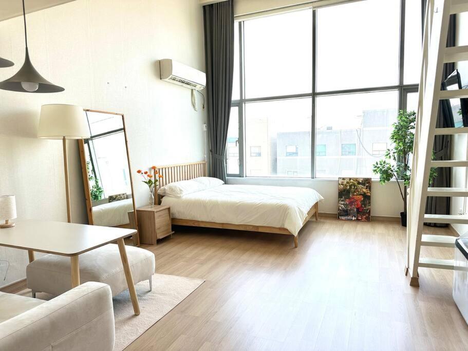 Modern Loft Hongdae *