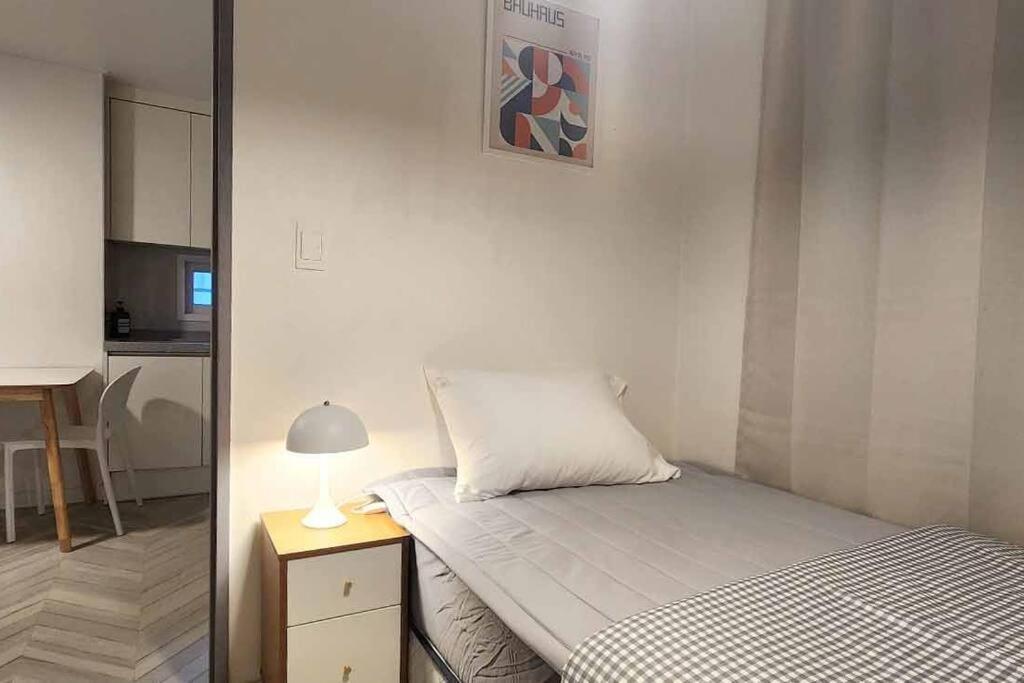 Apartment B-10 White Linen House