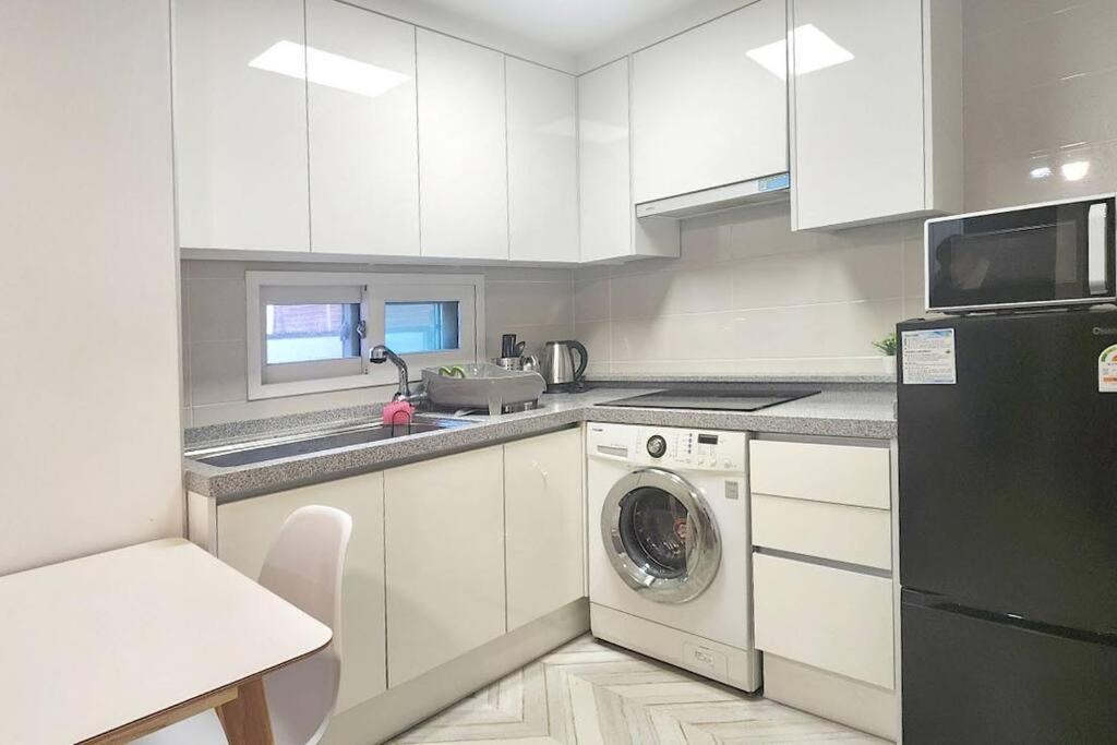Apartment B-10 White Linen House *
