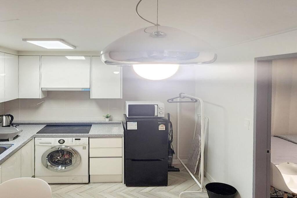 B-10 White Linen House