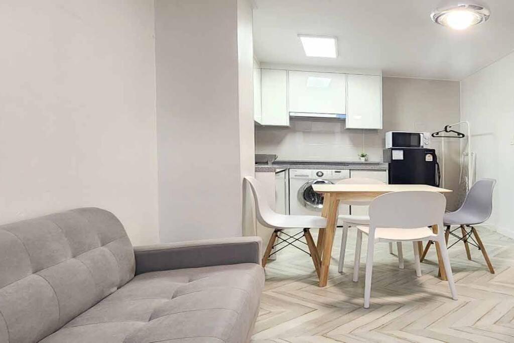 B-10 White Linen House Apartment