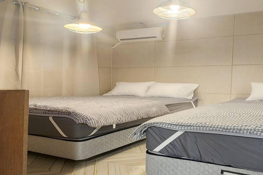 Apartment B-10 White Linen House