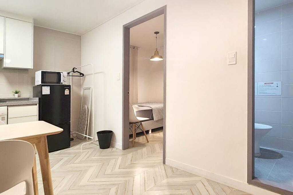 Apartment B-10 White Linen House *