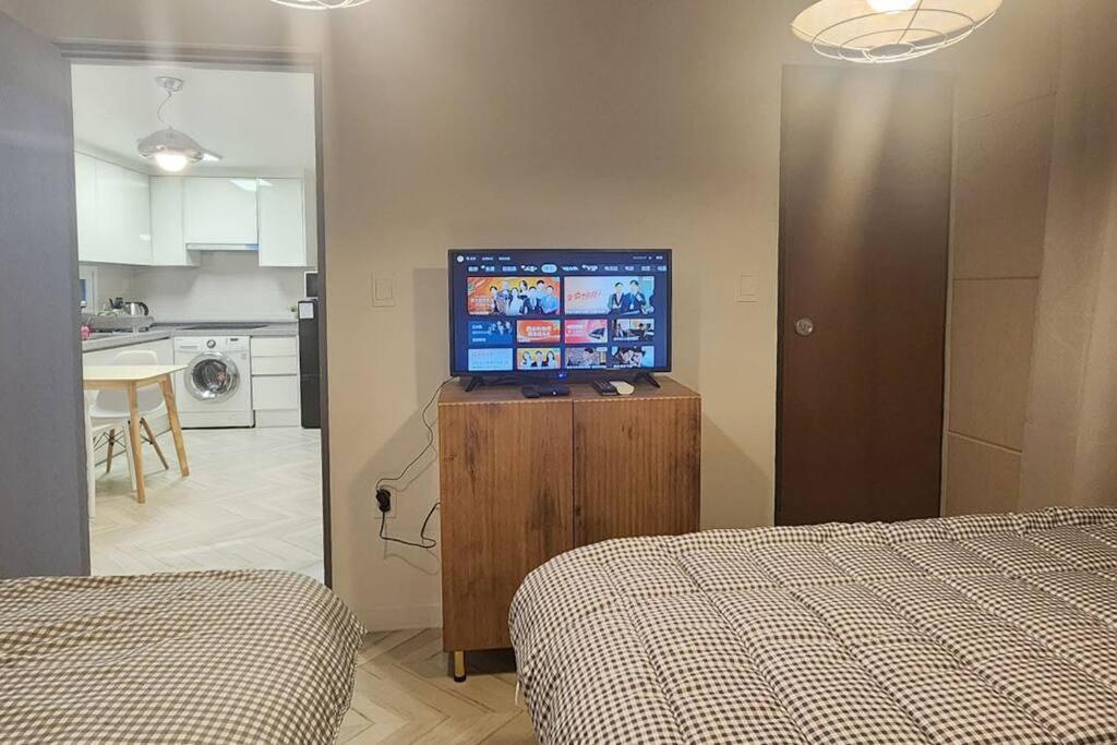 B-10 White Linen House