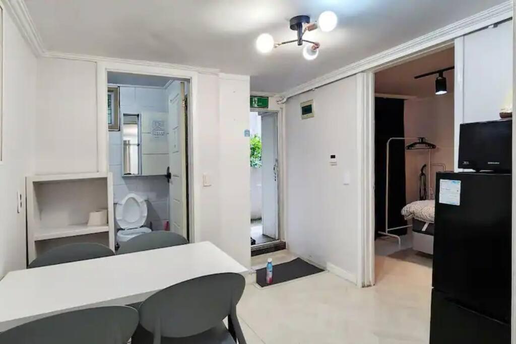 B-1 White Linen House Apartment *