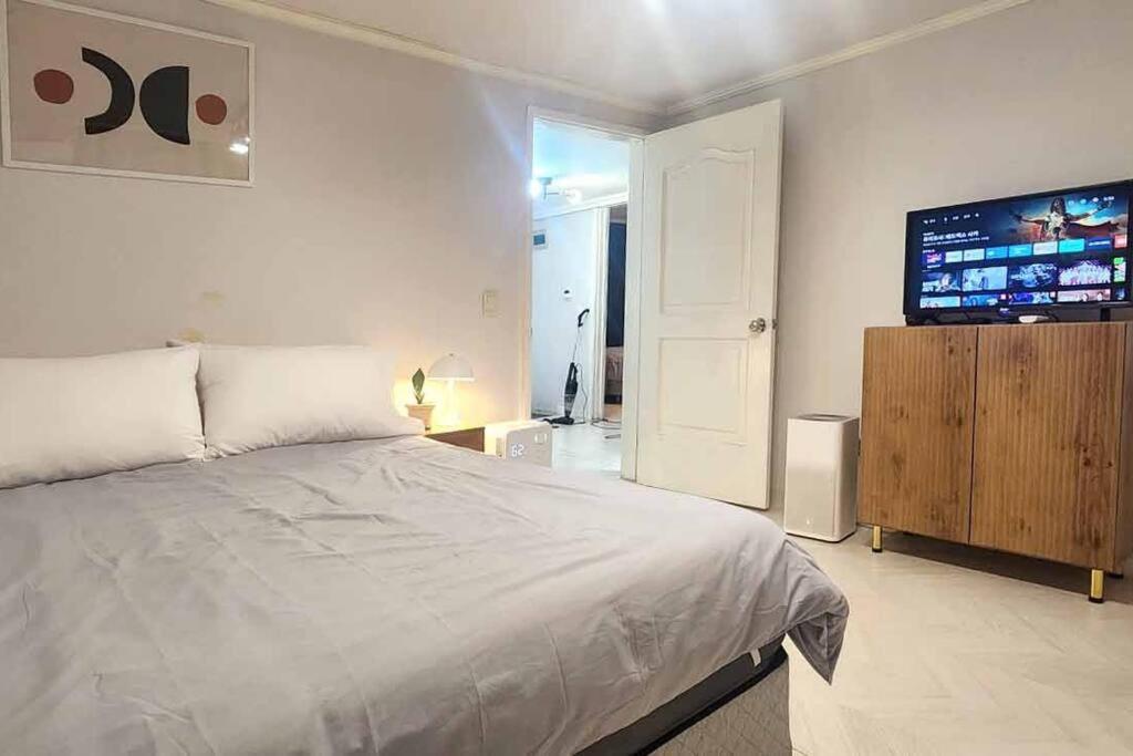 B-1 White Linen House Apartment