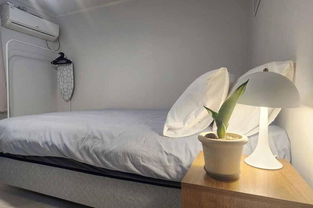 Apartment B-1 White Linen House *