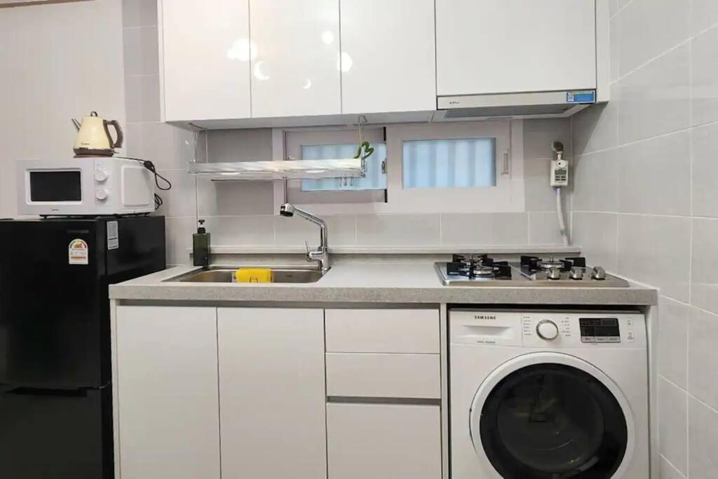 Apartment K-10 White Linen House