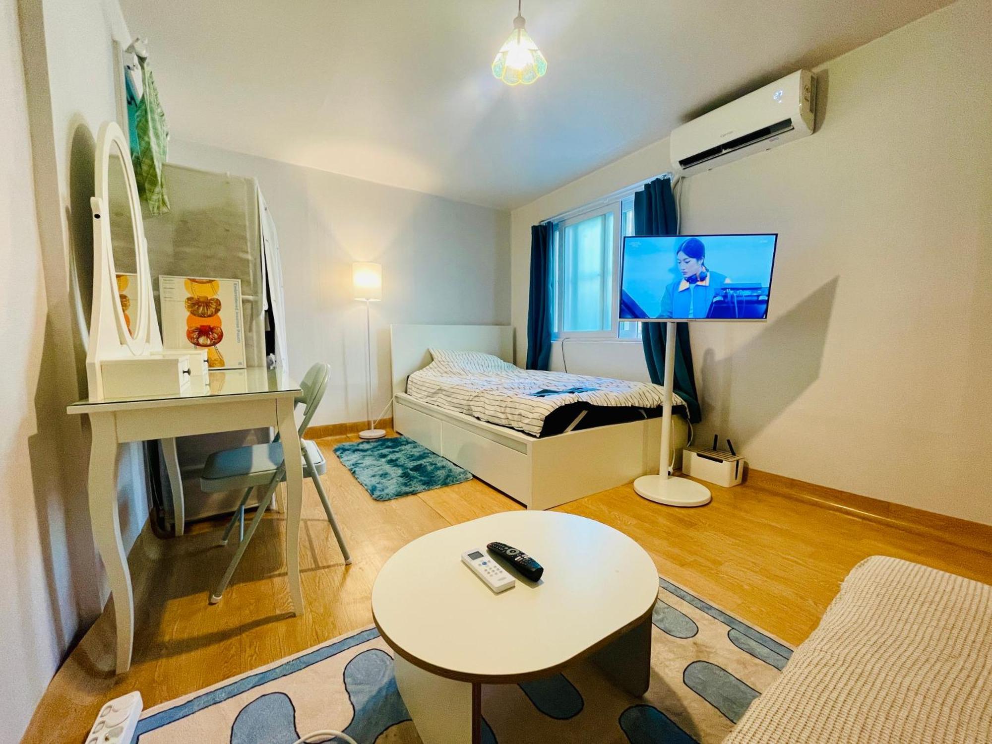It's So Blue In Sinchon Apartment