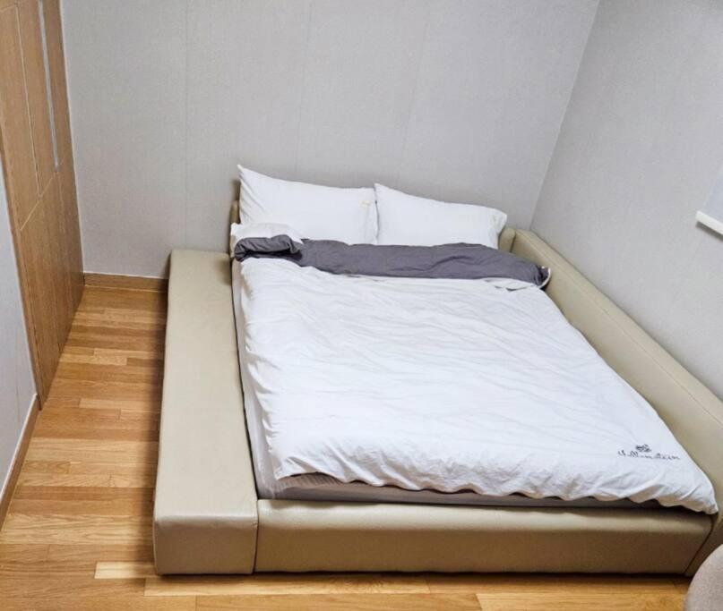 Apartment Elegant In Seoul's Vibrant Core! *