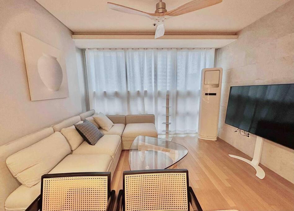 Elegant In Seoul's Vibrant Core! *