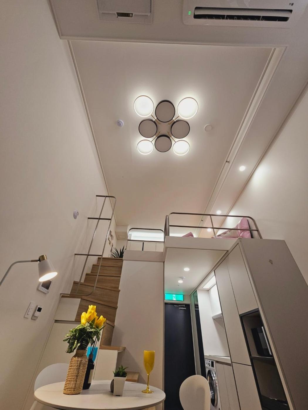 Sillim Sindaebang Station Gocheok Sky Dome Lovely House Seoul