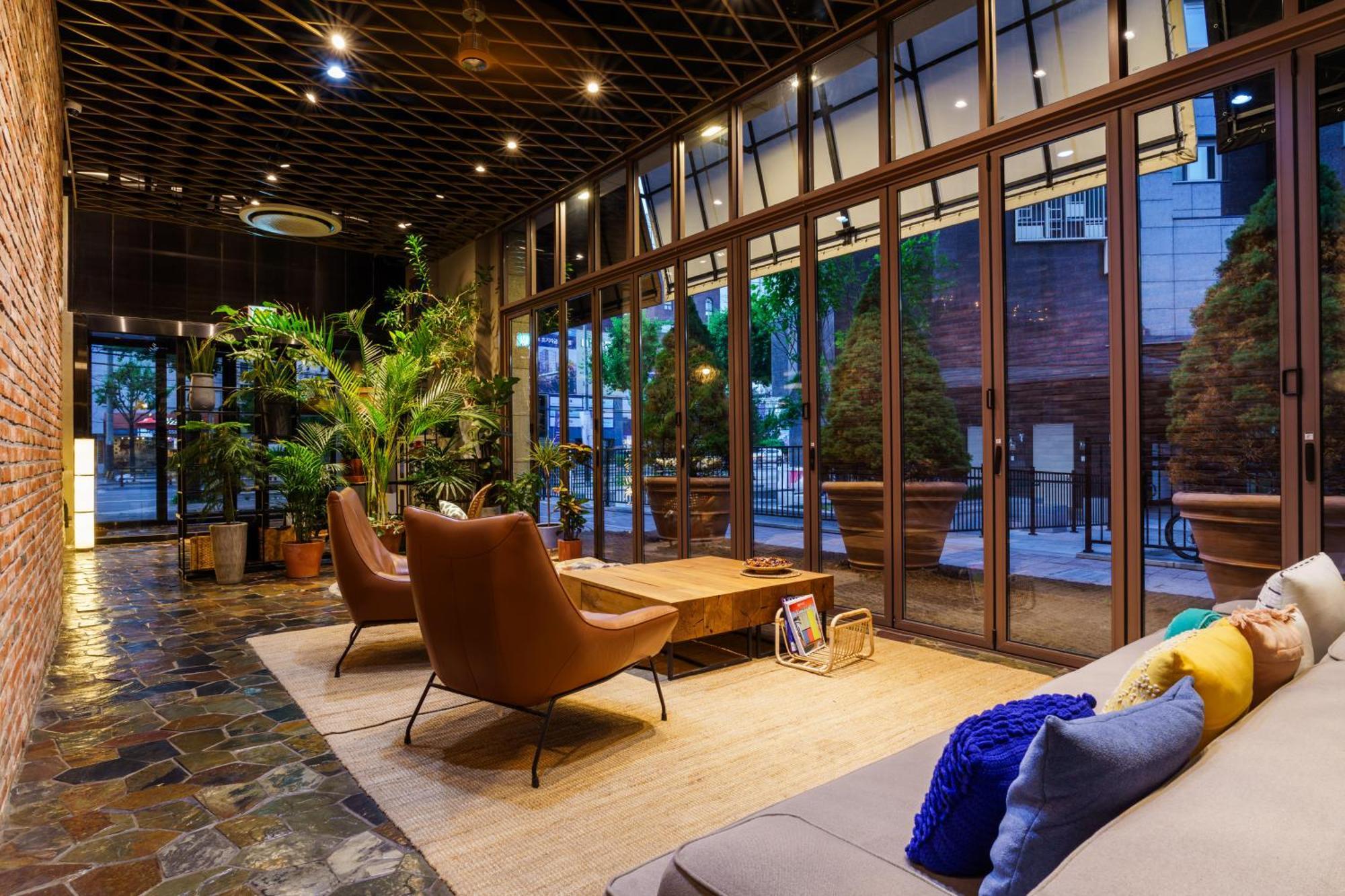 Lacozi , Hotel