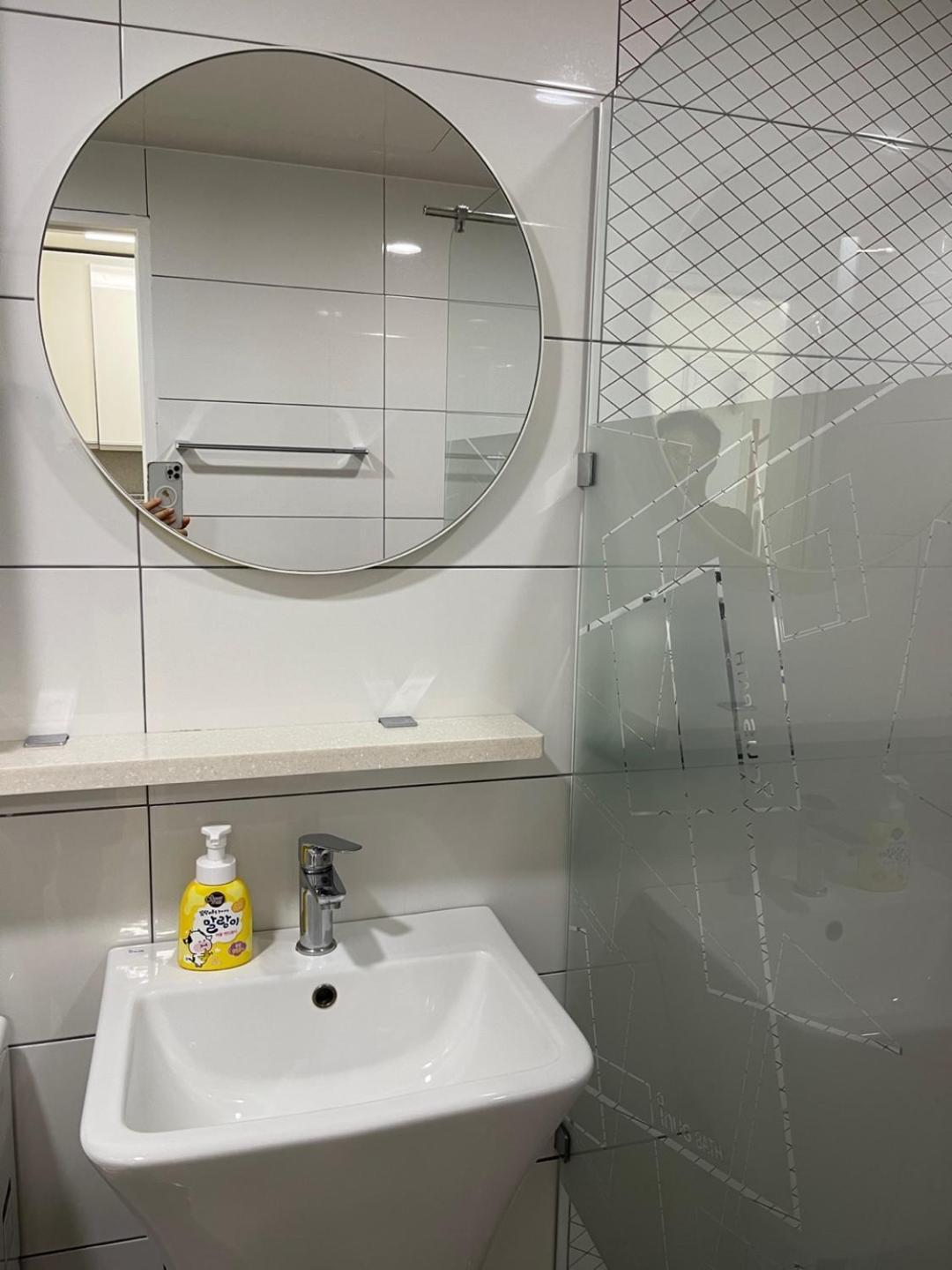 Apartment Hongdae 3 - 1min From Hongik Uni Station Exit #1 Seoul