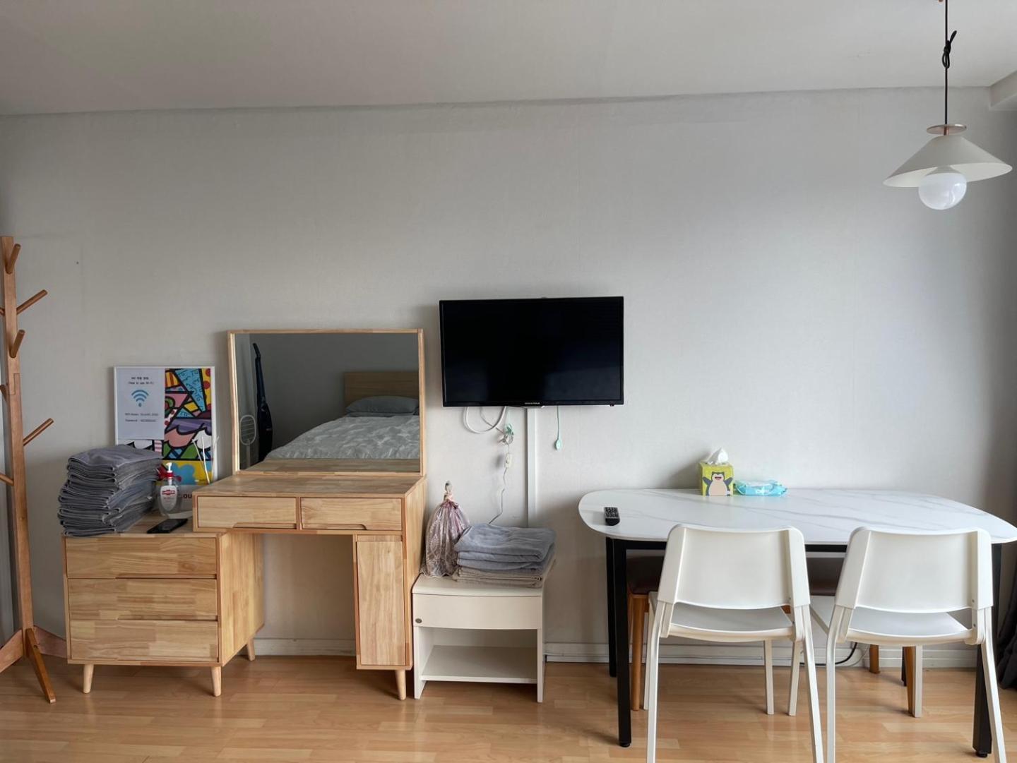 Hongdae 3 - 1min From Hongik Uni Station Exit #1 Apartment *