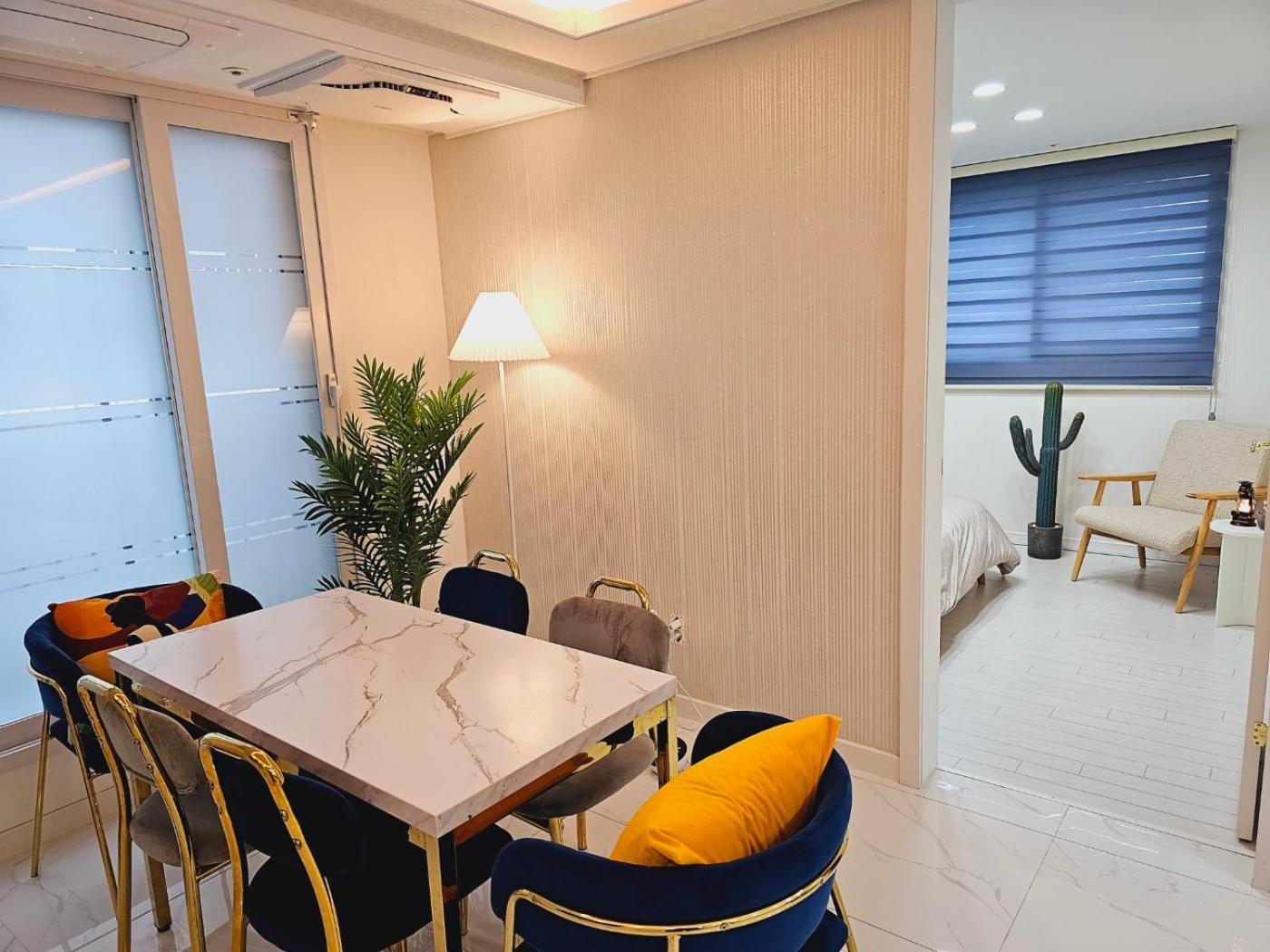 Hwaogok Large Three Bedroom - 10mins To Gimpo Airport Villa *
