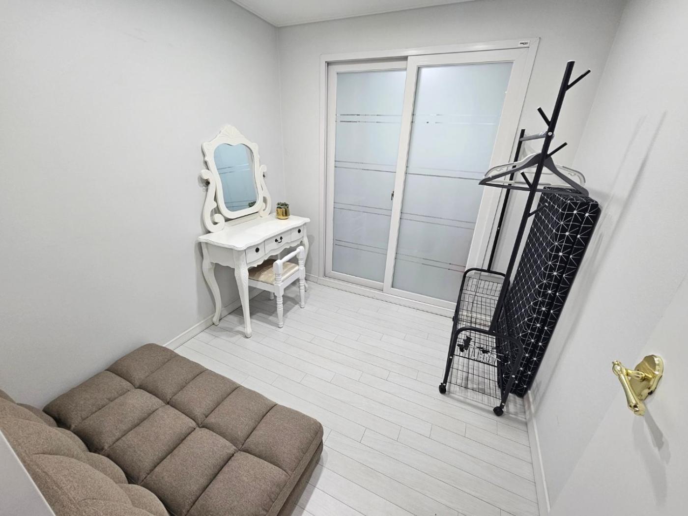 Hwaogok Large Three Bedroom - 10mins To Gimpo Airport Villa Seoul