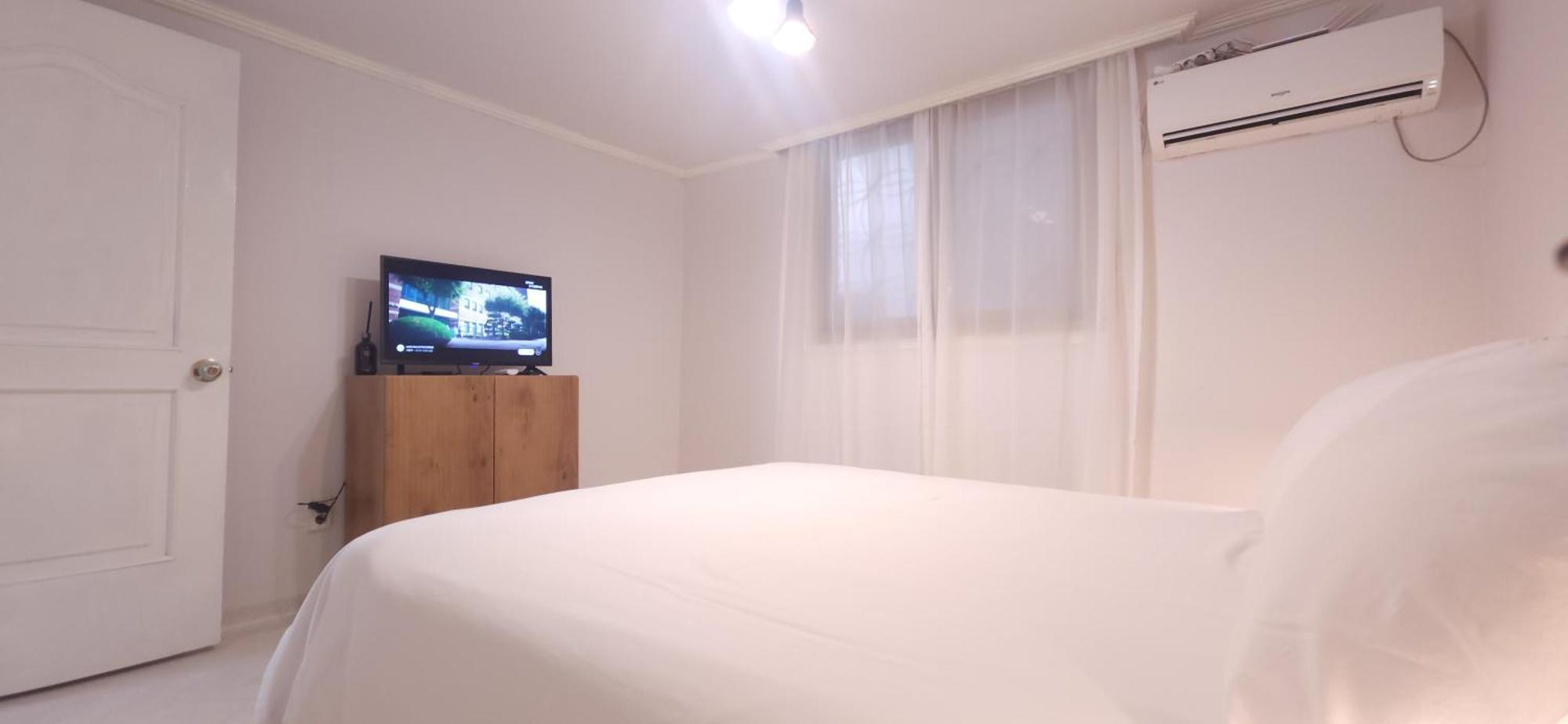 B-1 White Linen House Apartment *